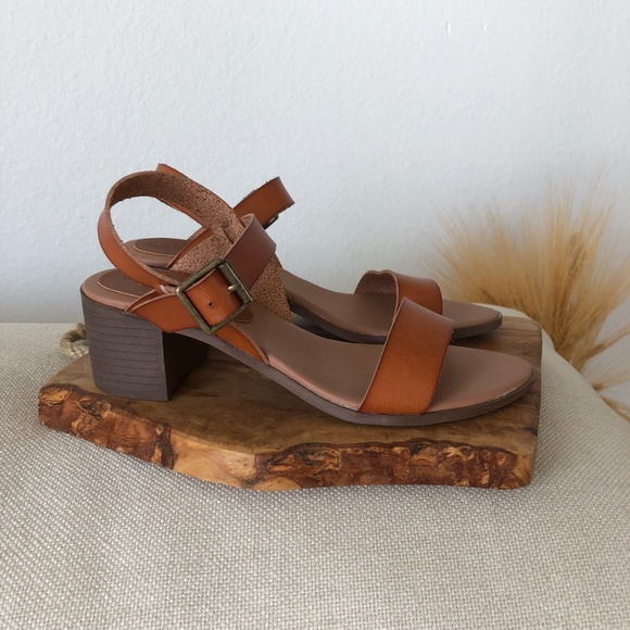 TAN STRAPPY SNADALS - Picture 3 of 3